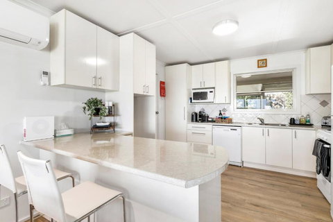 The Blue House On Lake Albert - QLD Tourism 2