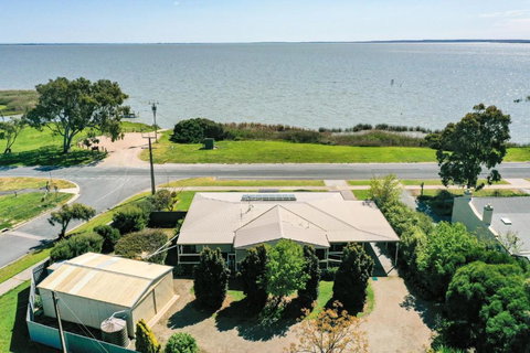 The Blue House On Lake Albert - QLD Tourism 1