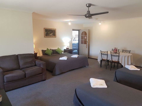 Beachport Motor Inn - QLD Tourism 0