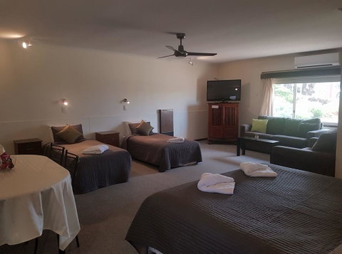 Beachport Motor Inn - QLD Tourism 1