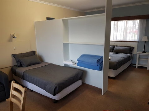 Beachport Motor Inn - QLD Tourism 3