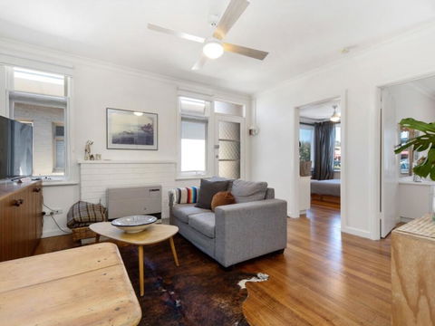Beachside Apartment - QLD Tourism 1