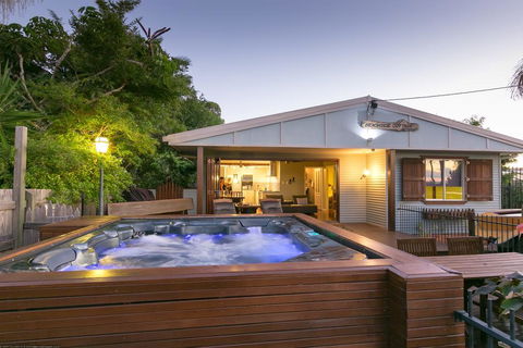 Beachside Cottages - Queensland Tourism 0