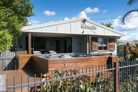 Beachside Cottages - Queensland Tourism 1