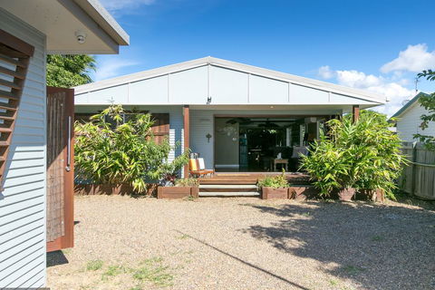 Beachside Cottages - Queensland Tourism 2