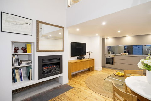 Beachside Luxury Loft Apartment - QLD Tourism 3