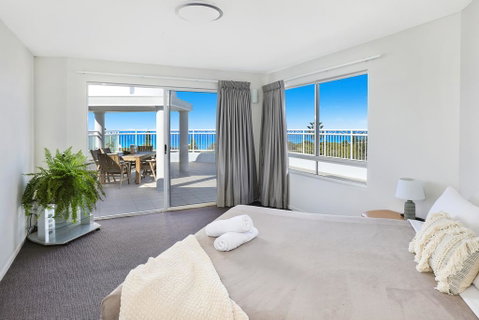 Beachside Resort Kawana Waters - QLD Tourism 1