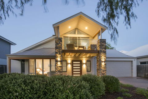 Beachstone - Stylish Spacious Home Opposite Beach And Close To Town - Queensland Tourism 0