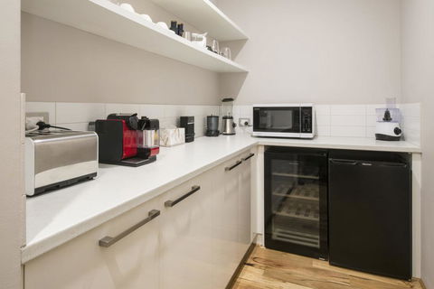 Beachstone - Stylish Spacious Home Opposite Beach And Close To Town - Queensland Tourism 2