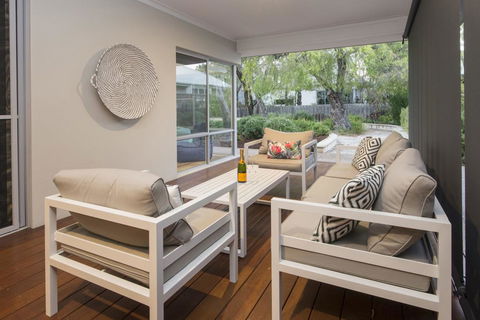 Beachstone - Stylish Spacious Home Opposite Beach And Close To Town - Queensland Tourism 3