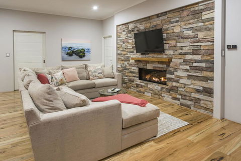 Beachstone - Stylish Spacious Home Opposite Beach And Close To Town - Queensland Tourism 1
