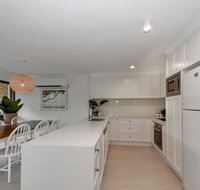 BEAUTIFULLY RENOVATED OCEANSIDE APARTMENT - Queensland Tourism