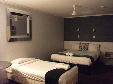 Beerwah Glasshouse Motel - Queensland Tourism 1