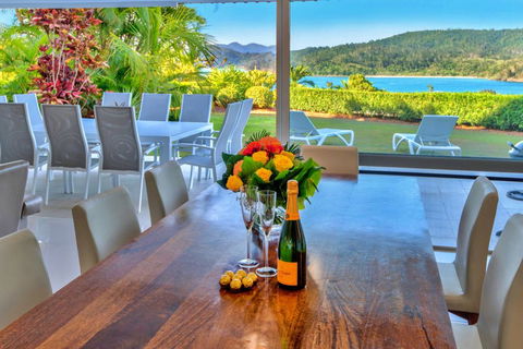 Bella Vista East 3 Luxury Ocean Views Large Flat Grassed Area And Buggy - QLD Tourism 0
