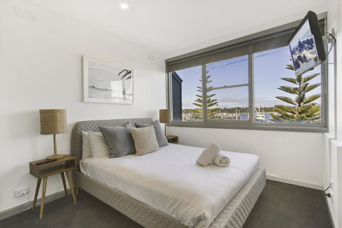 Bellevue On The Lakes - Queensland Tourism 3