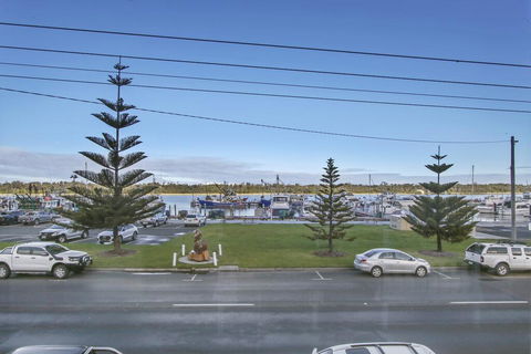 Bellevue On The Lakes - Queensland Tourism 1