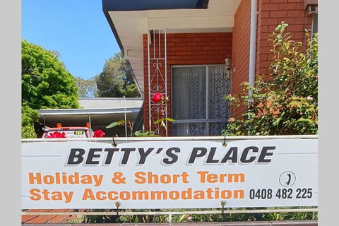 Betty's Place - QLD Tourism 0