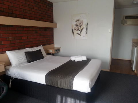 Big Valley Lakeside Paradise Motor Inn - QLD Tourism 1