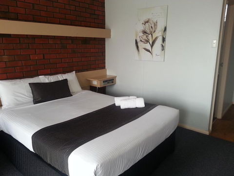 Big Valley Lakeside Paradise Motor Inn - QLD Tourism 3
