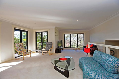 Black Cockatoo Retreat - QLD Tourism 2