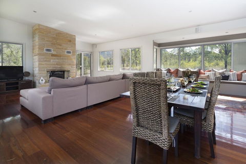 Blue Cliff Retreat - QLD Tourism 2