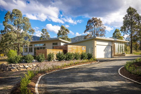 Blue Cliff Retreat - QLD Tourism 1