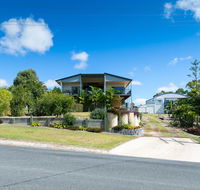 Blue Water Retreat - Upstairs  Downstairs - Queensland Tourism