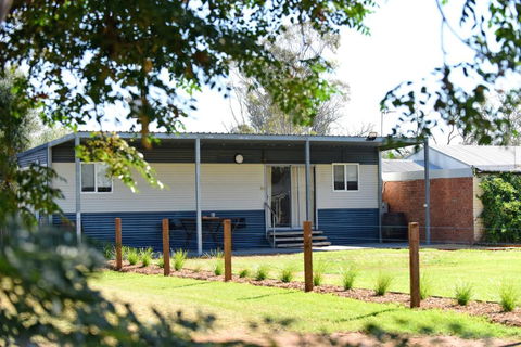 The Jetty Hut - Lake Frontage Barmera Riverland - QLD Tourism 1