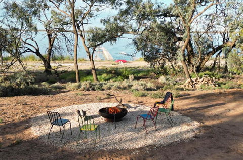 The Jetty Hut - Lake Frontage Barmera Riverland - QLD Tourism 3