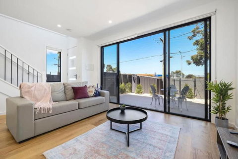 The Moorabbin Townhouse - Comfortable & Accessible - QLD Tourism 1