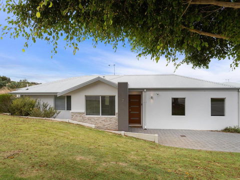 Three Bedroom, Two Bathroom Family Home - Queensland Tourism 0