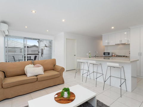Three Bedroom, Two Bathroom Family Home - Queensland Tourism 1