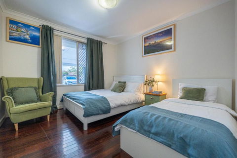 Warmth House Nr Airport 2rooms 5beds Yard N Parking - QLD Tourism 0