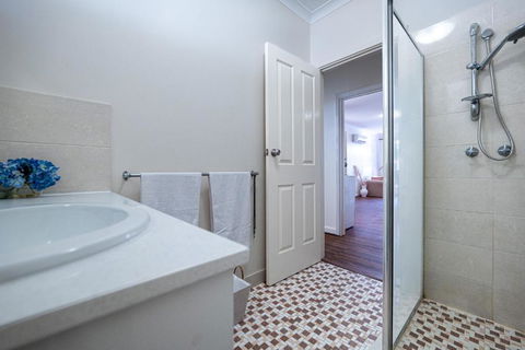 Warmth House Nr Airport 2rooms 5beds Yard N Parking - QLD Tourism 3