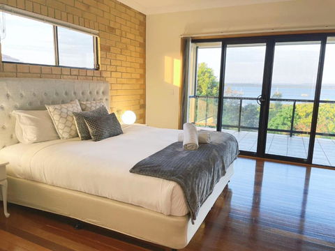 Waterfront Entire Luxury House With Bay View And Pool - QLD Tourism 1