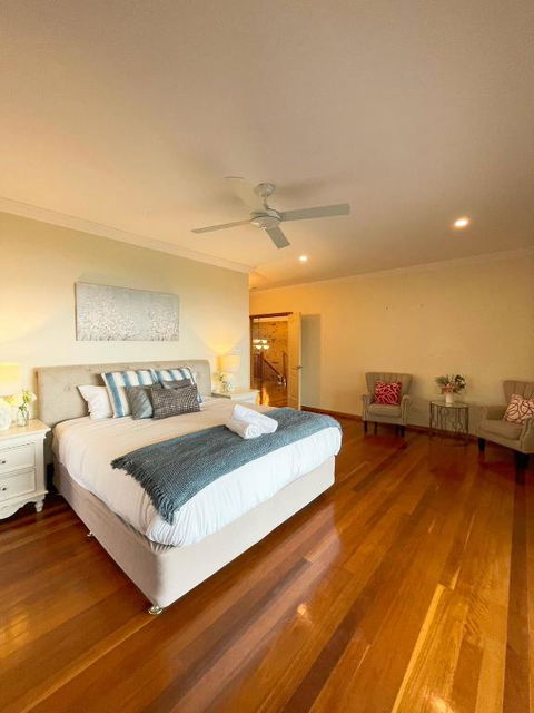 Waterfront Entire Luxury House With Bay View And Pool - QLD Tourism 2