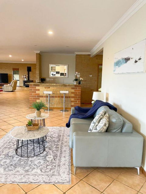 Waterfront Entire Luxury House With Bay View And Pool - QLD Tourism 3