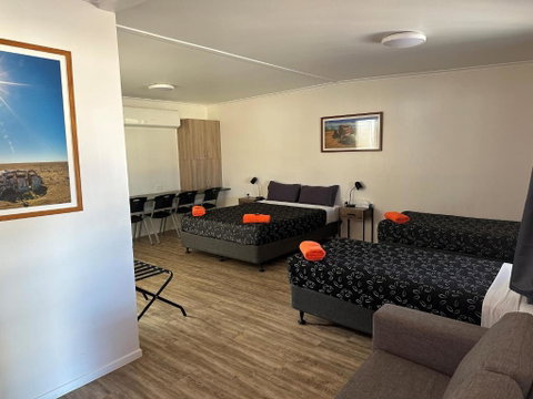 Winton Outback Motel - QLD Tourism 0