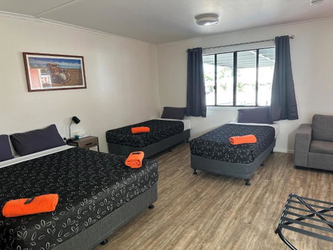 Winton Outback Motel - QLD Tourism 1