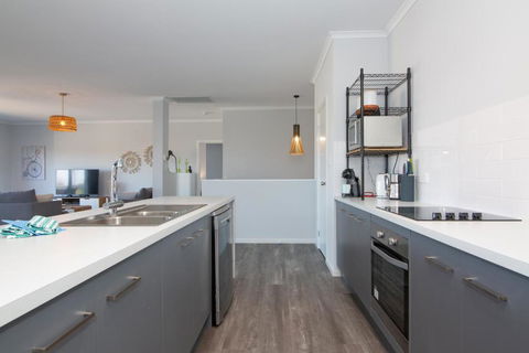 Xanadu - Aldinga Beach - C21 SouthCoast Holidays - QLD Tourism 3