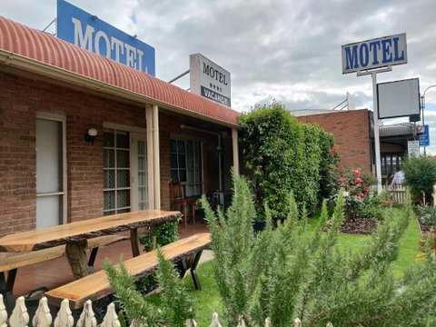 Yarragon Motel - QLD Tourism 1